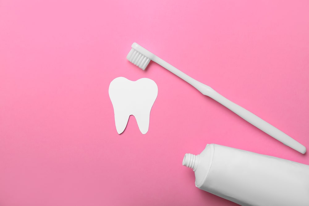 Brosse à dent, dentifrice et dent blanche