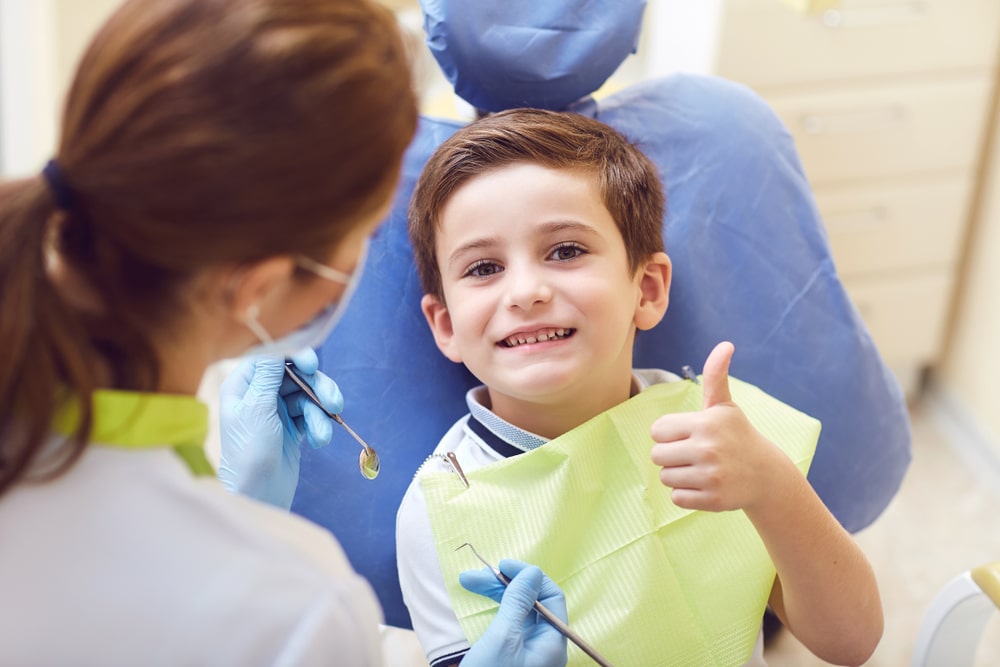 Un enfant à sa visite dentaire