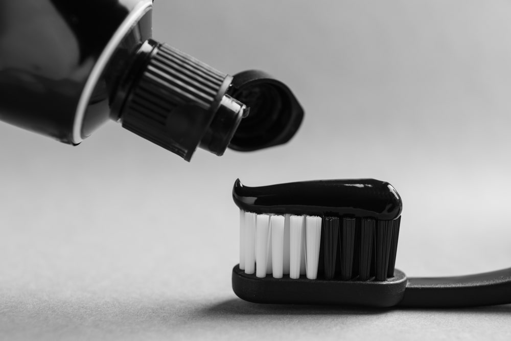 Un dentifrice noir contenant du charbon activé