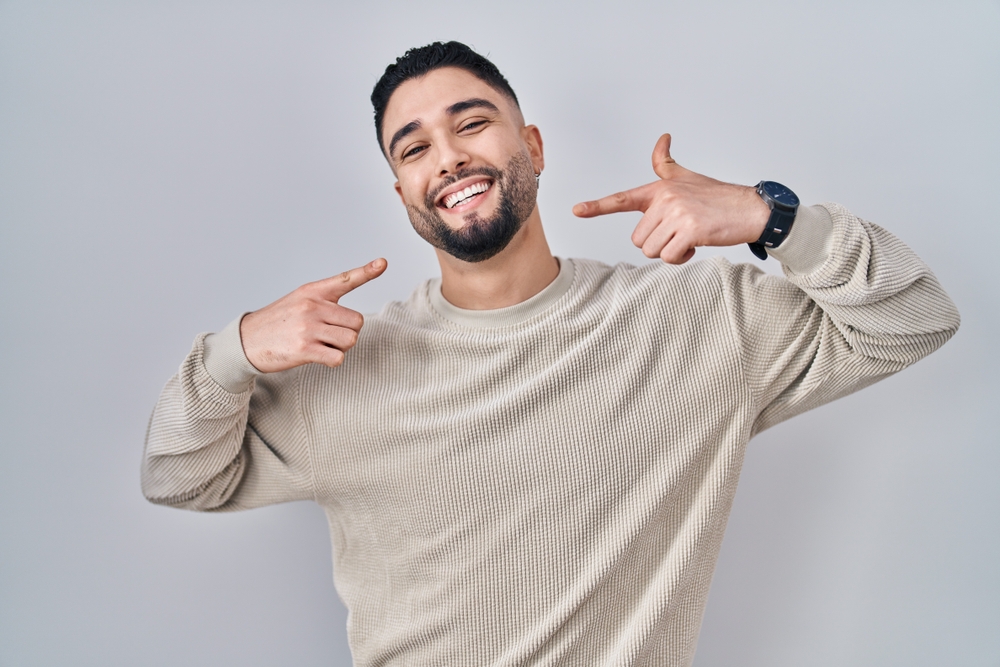 Un homme avec un beau sourire blanc